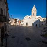 ...conduce in piazza Don Bosco, l� dove si affacciano la Chiesa Matrice di Santa Maria Annunziata...
